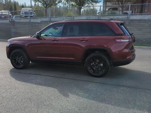 Used 2024 Jeep Grand Cherokee Altitude image 4