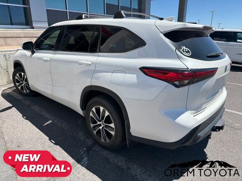 Used 2021 Toyota Highlander XLE AWD/4WD image 8