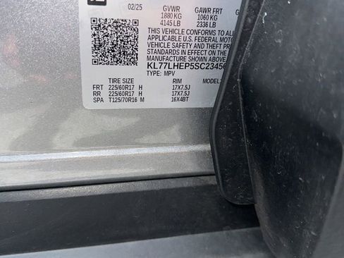 Used 2025 Chevrolet Trax LT w/ LT Convenience Package FWD image 3