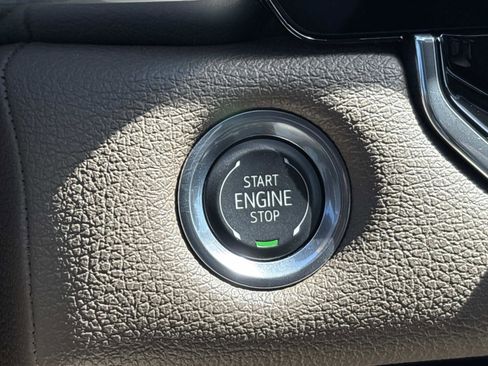 Certified 2024 GMC Canyon Denali image 22