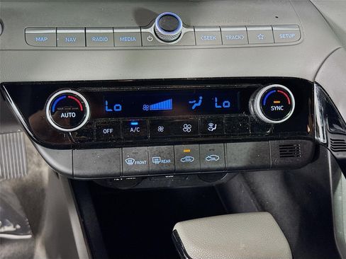 Used 2024 Hyundai Elantra Blue FWD image 18