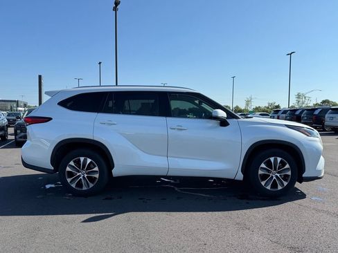 Used 2021 Toyota Highlander XLE FWD image 4