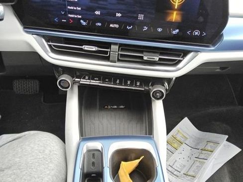 Certified 2025 Chevrolet Equinox EV LT FWD image 10