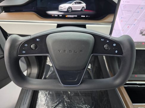 Used 2023 Tesla Model X image 18