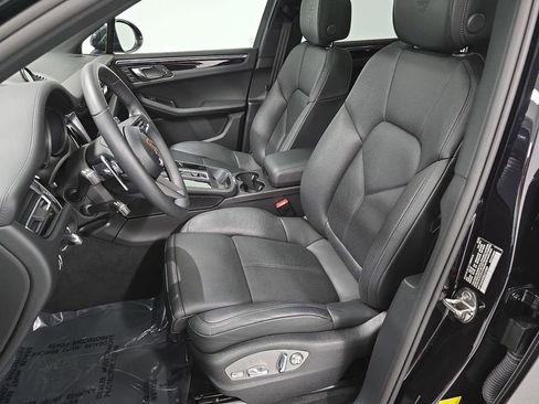 Certified 2025 Porsche Macan AWD/4WD image 5