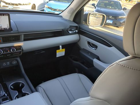 Certified 2025 Honda Pilot Touring image 3