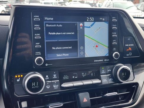 Used 2022 Toyota Highlander XLE AWD/4WD image 25