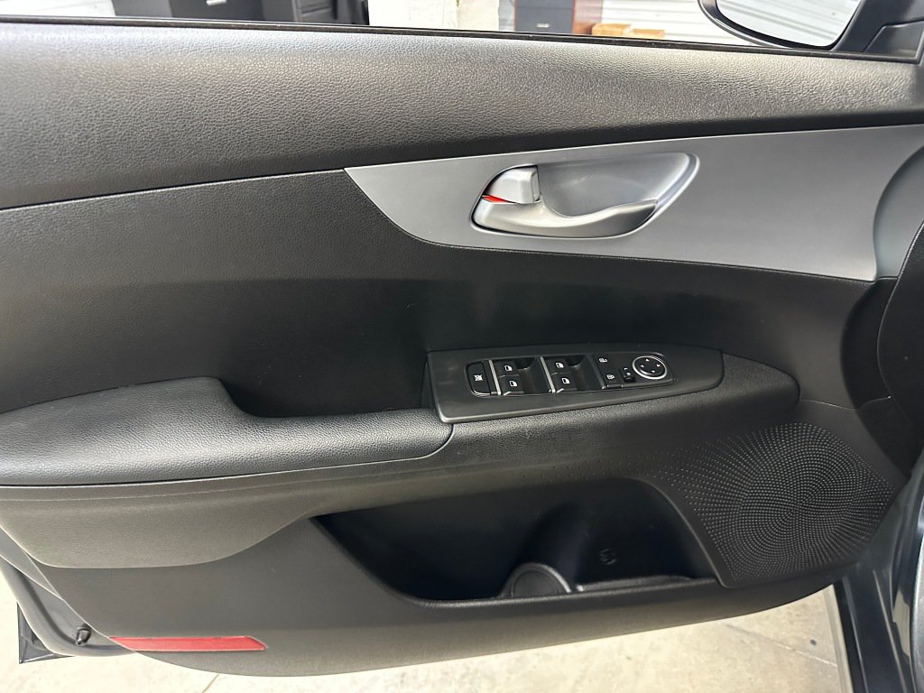 Used 2023 Kia Forte LXS w/ LXS Technology Package FWD image 6