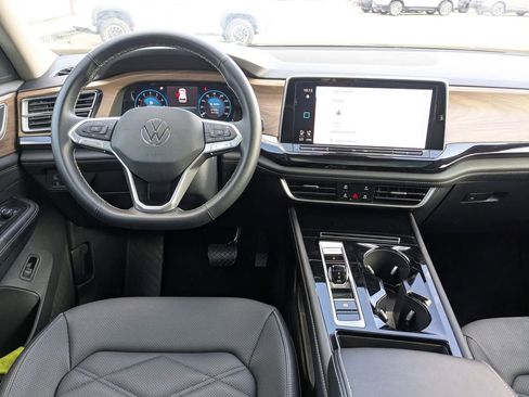 Used 2025 Volkswagen Atlas SE image 25