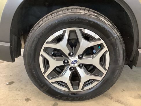 Used 2023 Subaru Forester Premium image 31