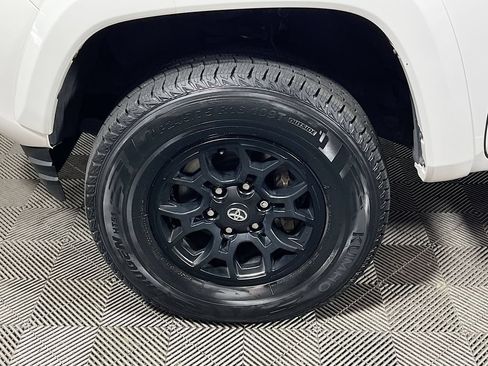 Certified 2020 Toyota Tacoma SR5 AWD/4WD image 28