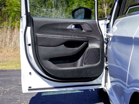 New 2026 Chrysler Voyager LX image 19