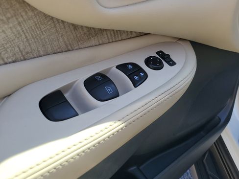 Used 2023 Nissan Murano SV image 18