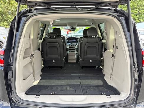 Used 2024 Chrysler Pacifica Touring-L FWD image 15
