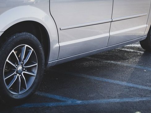 Used 2017 Dodge Grand Caravan SXT image 18