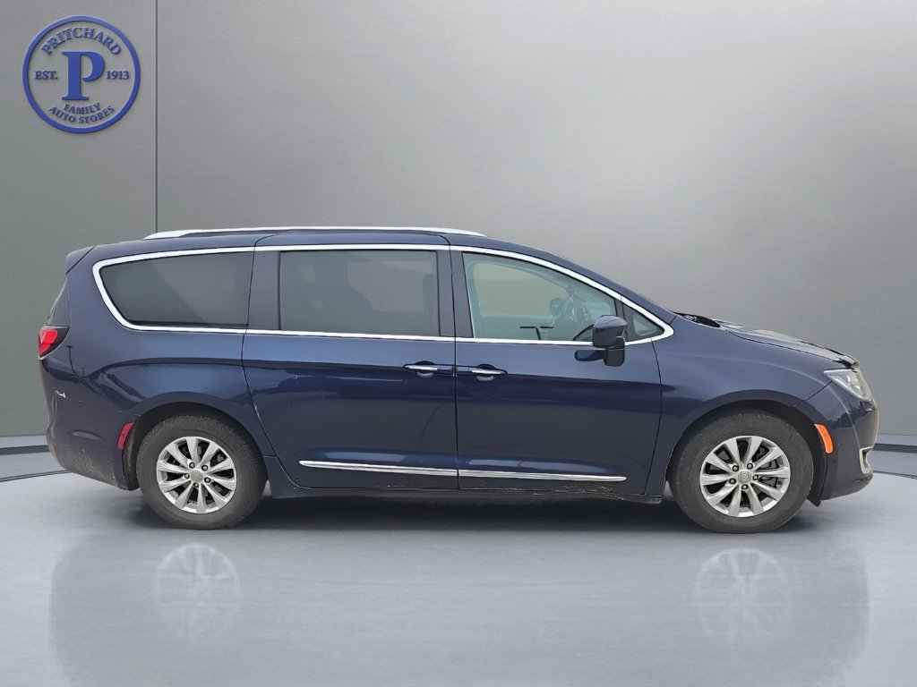 Used 2019 Chrysler Pacifica Touring-L FWD image 7