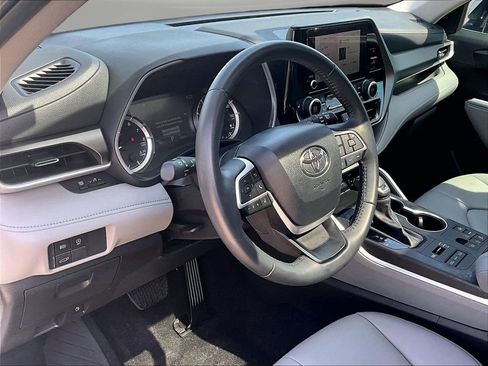 Used 2024 Toyota Highlander XLE AWD/4WD image 22