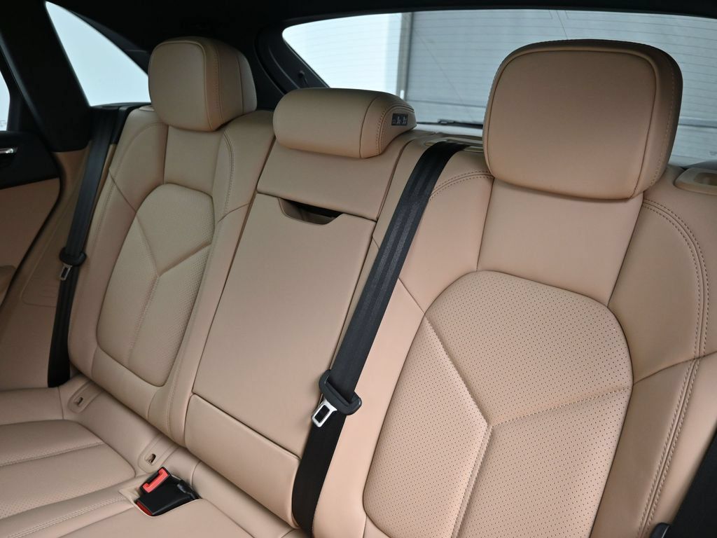Used 2026 Porsche Macan AWD/4WD image 6