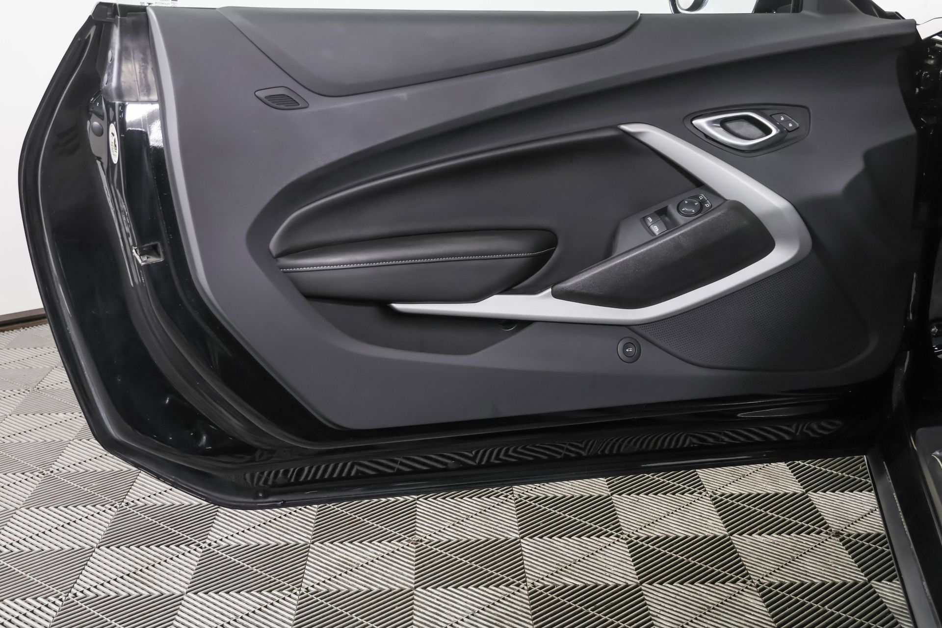 Used 2023 Chevrolet Camaro LT RWD image 30
