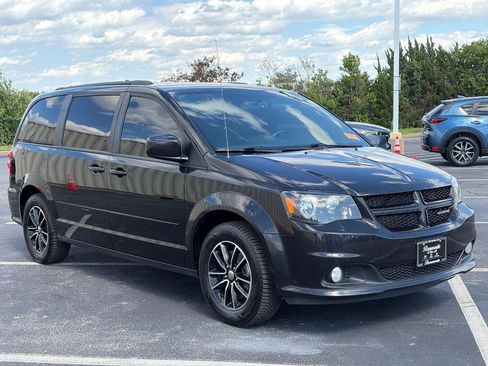 Used 2017 Dodge Grand Caravan GT FWD image 3