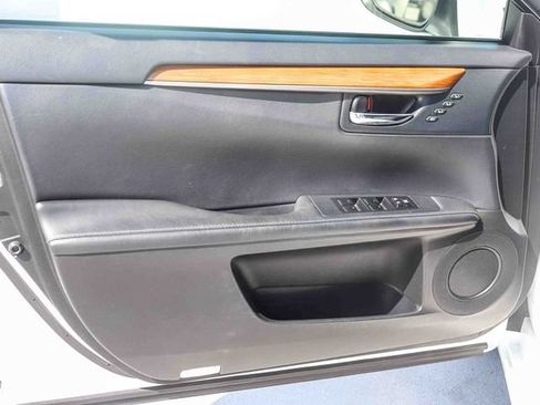 Used 2015 Lexus ES 300h w/ Premium Package w/Bamboo Trim FWD image 17
