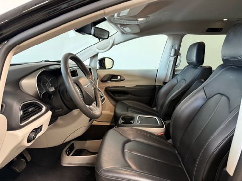 Used 2024 Chrysler Pacifica Touring-L FWD image 14