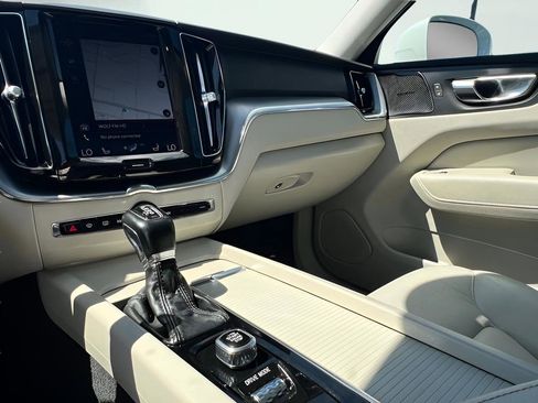 Used 2020 Volvo XC60 T5 Momentum image 43