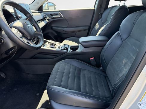 Used 2024 Mitsubishi Outlander SE AWD/4WD image 12