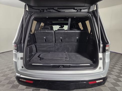 Used 2022 Jeep Grand Wagoneer Series III AWD/4WD image 30