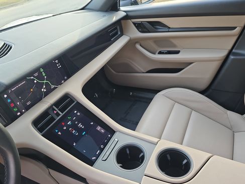 Used 2021 Porsche Taycan image 25