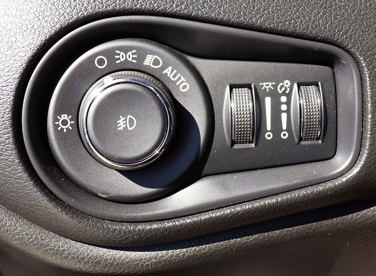Used 2020 Jeep Renegade Latitude w/ Popular Equipment Group FWD image 41