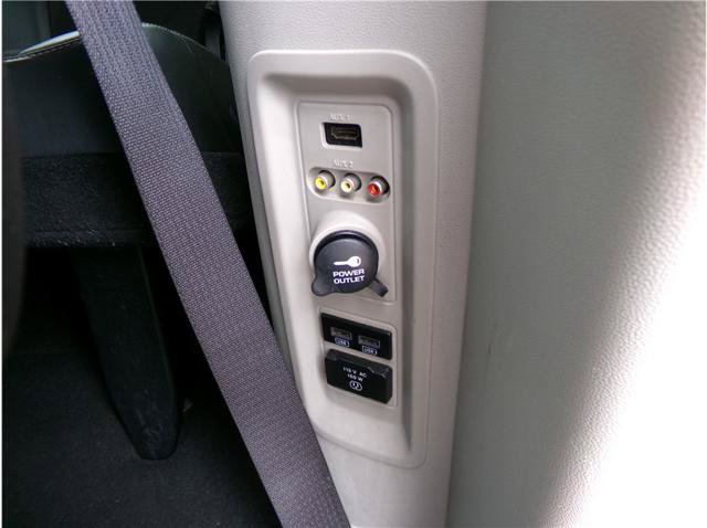 Used 2014 Chrysler Town & Country Touring-L FWD image 12