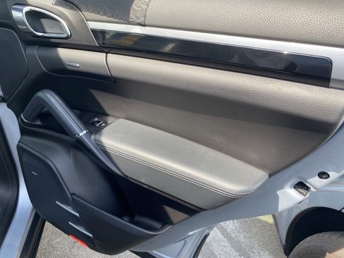 Used 2016 Porsche Cayenne image 18