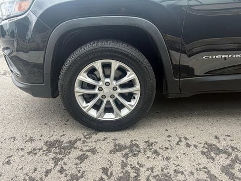 Used 2019 Jeep Cherokee Latitude w/ Popular Appearance Group AWD/4WD image 17