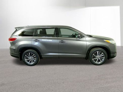 Used 2017 Toyota Highlander XLE image 36