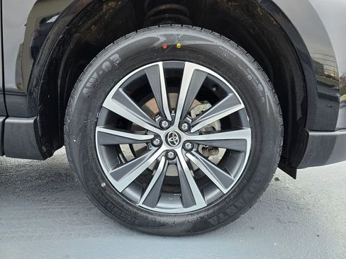 Used 2022 Toyota Venza LE image 9