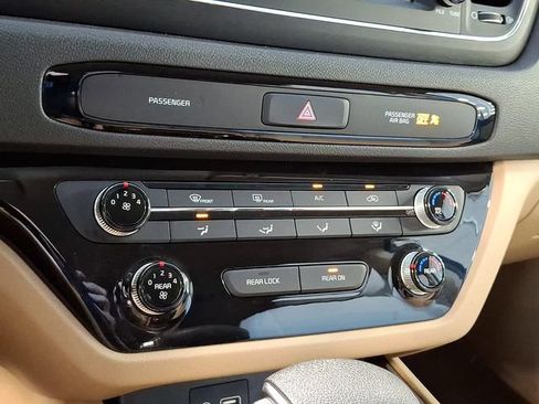 Used 2019 Kia Sedona LX FWD image 17