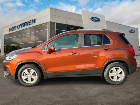 Used 2019 Chevrolet Trax LT FWD image 2