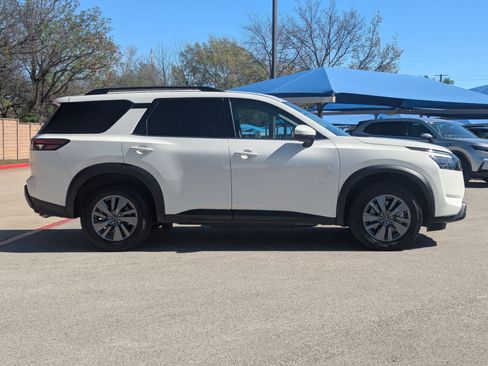 Used 2025 Nissan Pathfinder SV image 2