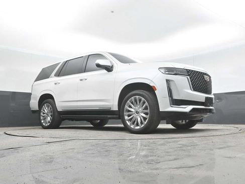 Used 2024 Cadillac Escalade Premium Luxury AWD/4WD image 28