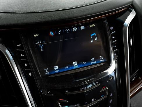 Used 2019 Cadillac Escalade Luxury AWD/4WD image 31