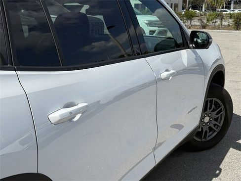 Used 2025 GMC Acadia Elevation image 9