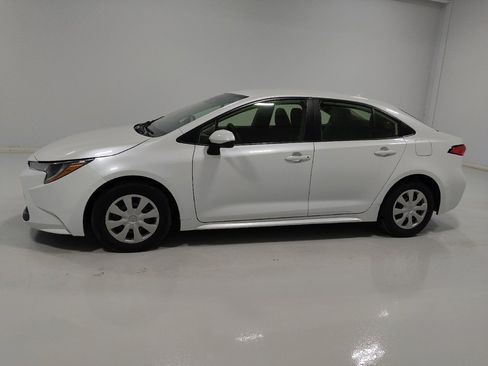 Used 2022 Toyota Corolla LE image 2