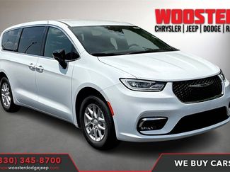 New 2025 Chrysler Pacifica Select image 1