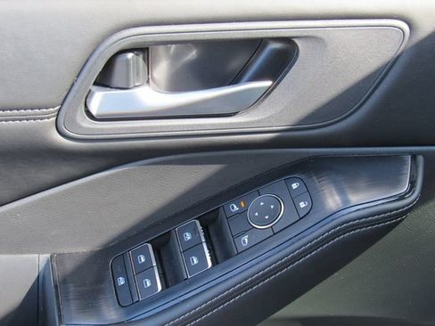 Certified 2025 Nissan Rogue SL FWD image 16