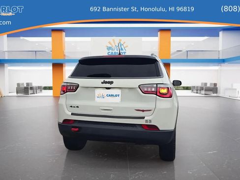 Used 2019 Jeep Cherokee Trailhawk AWD/4WD image 10