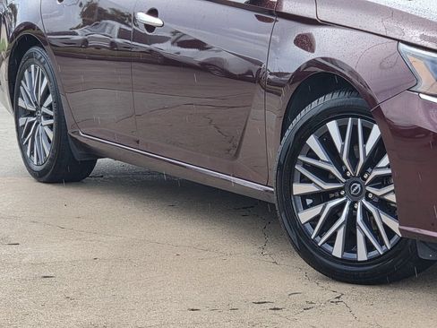Used 2025 Nissan Altima 2.5 SV FWD image 11