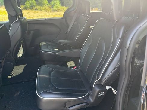 Used 2025 Chrysler Pacifica Limited FWD image 5