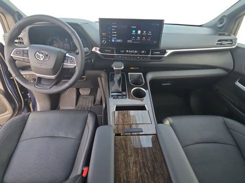 Used 2025 Toyota Sienna Limited image 9