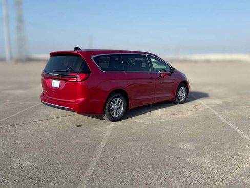 New 2026 Chrysler Pacifica Select image 12